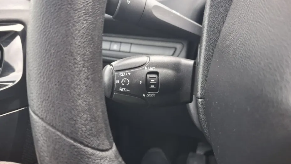 PEUGEOT 208 -