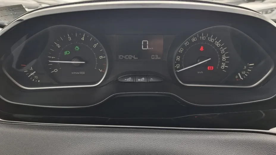 PEUGEOT 208 -
