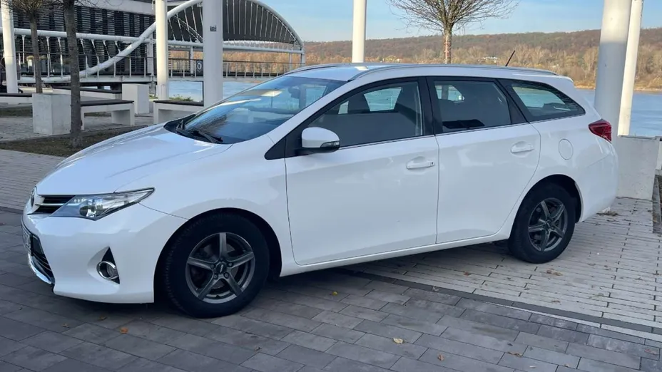 TOYOTA Auris -