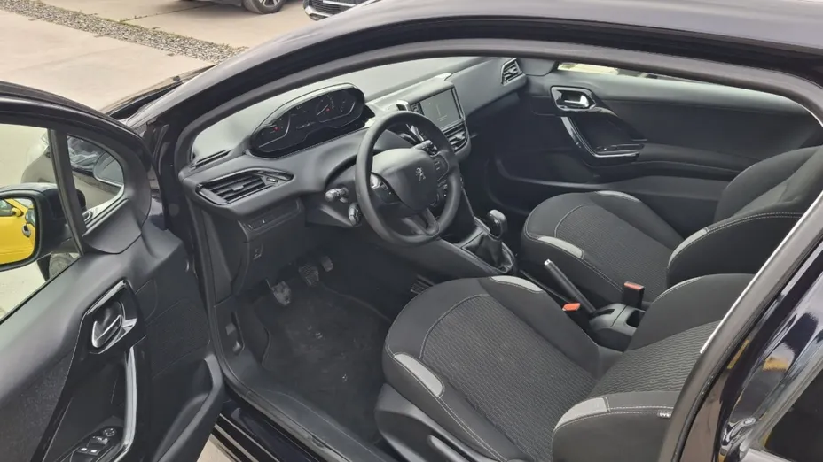 PEUGEOT 208 -