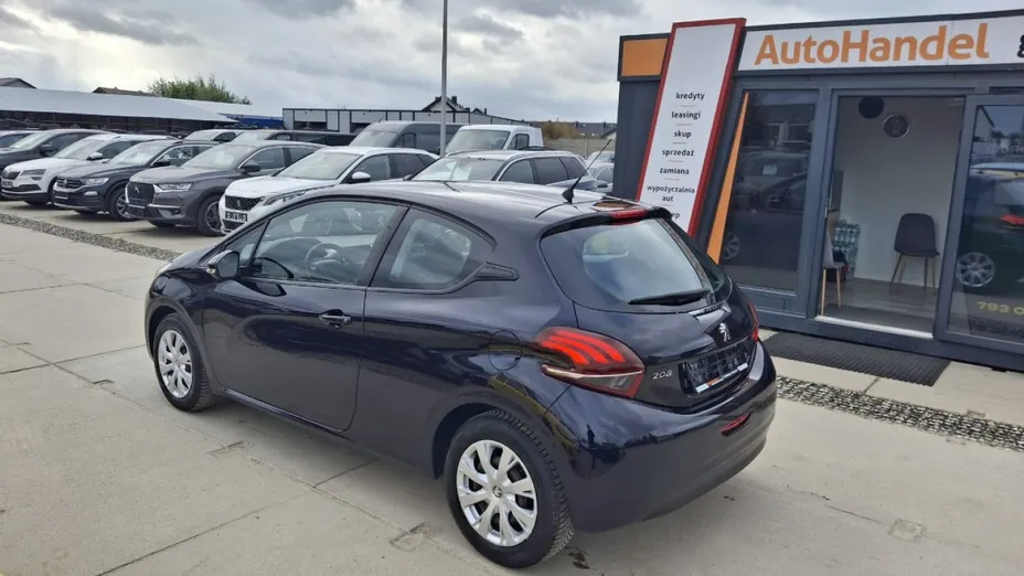 PEUGEOT 208 -