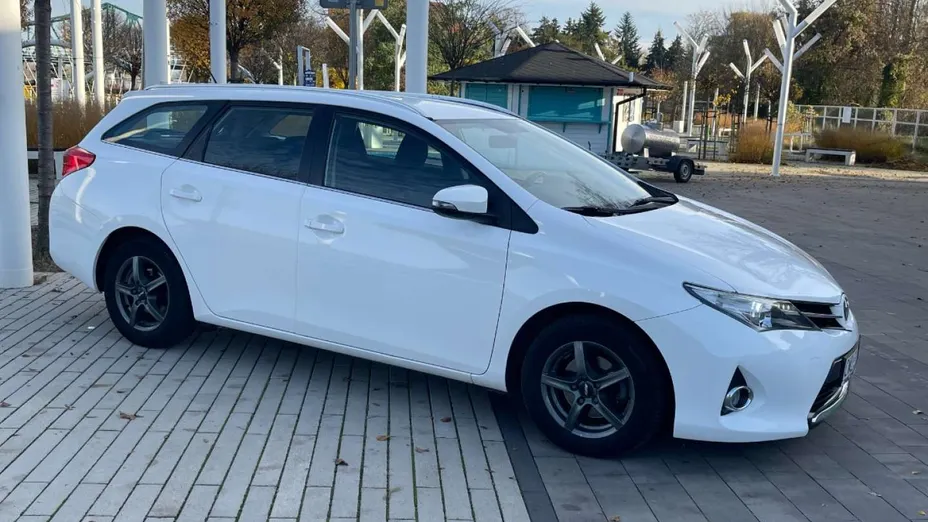 TOYOTA Auris -
