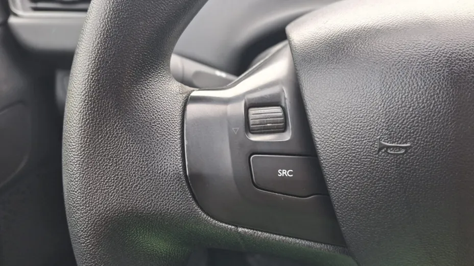 PEUGEOT 208 -