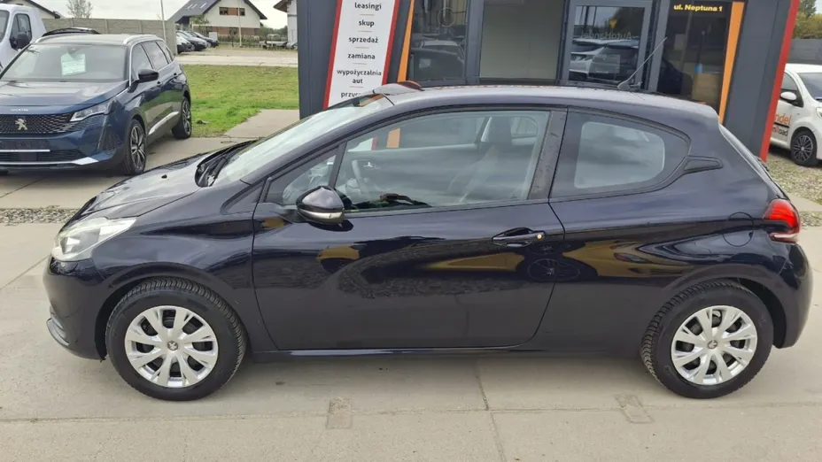 PEUGEOT 208 -