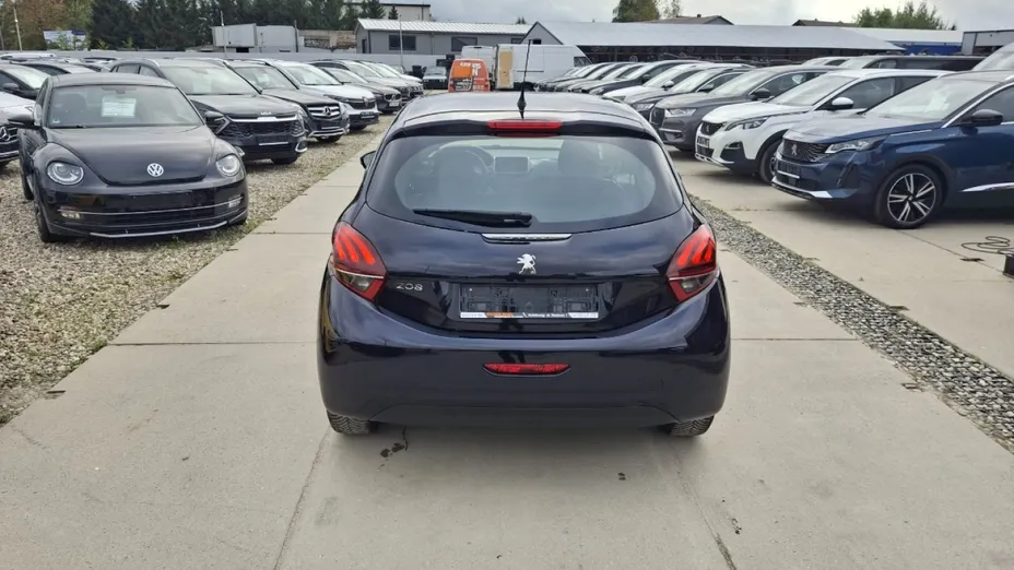 PEUGEOT 208 -