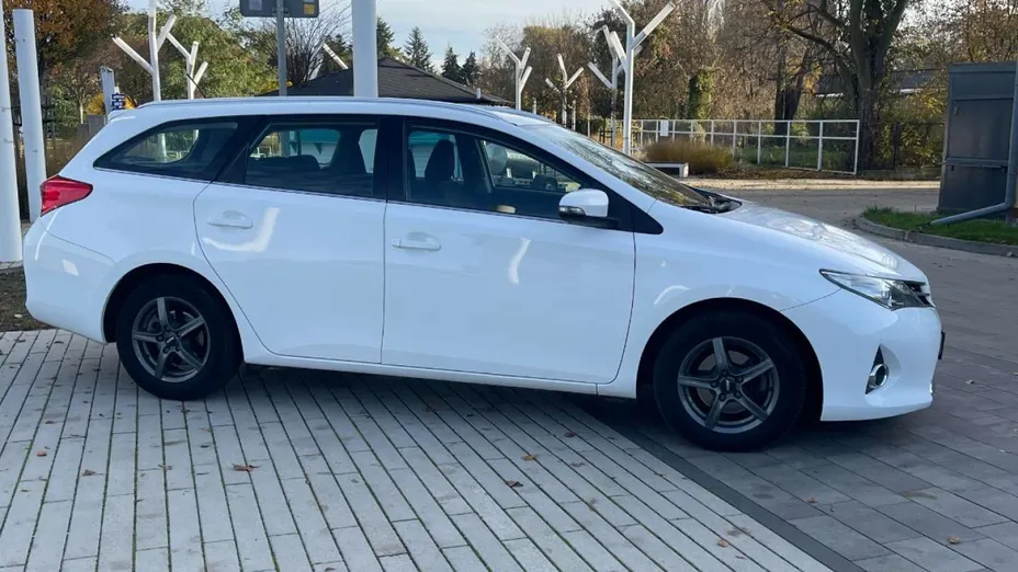 TOYOTA Auris -