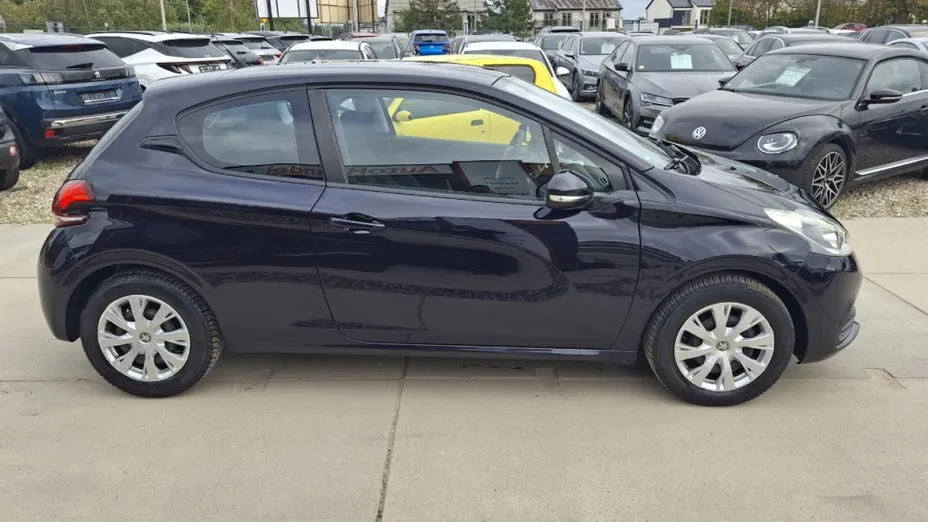 PEUGEOT 208 -