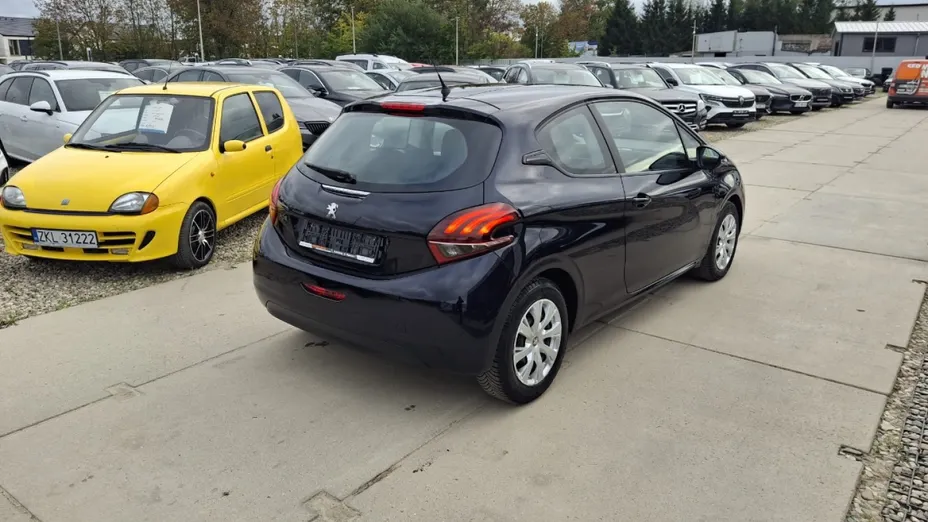 PEUGEOT 208 -