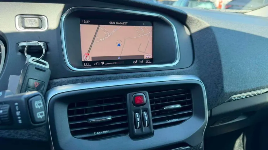 VOLVO V40 Cross Country -