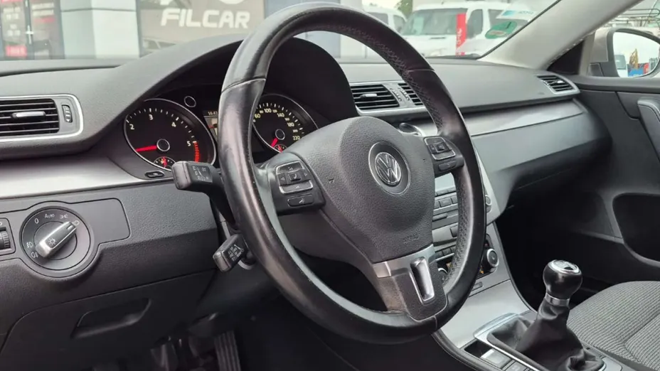 VOLKSWAGEN Passat -