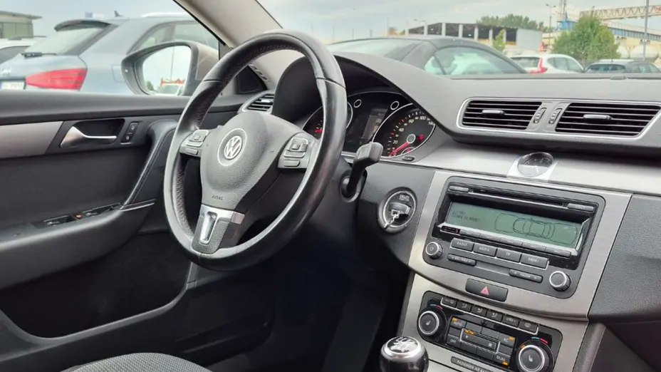 VOLKSWAGEN Passat -