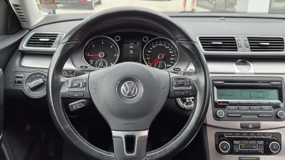 VOLKSWAGEN Passat -