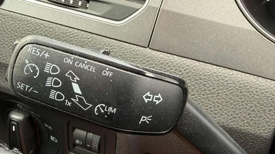VOLKSWAGEN Golf Sportsvan -