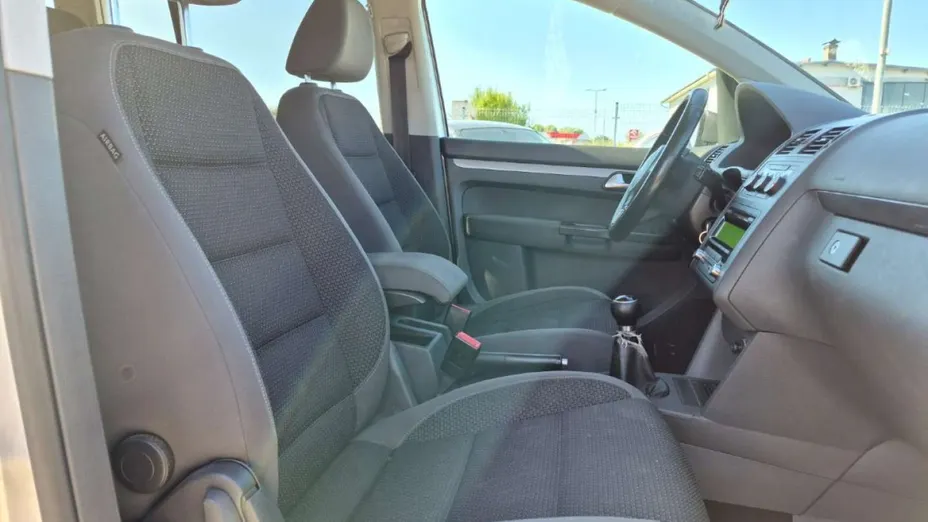VOLKSWAGEN Touran -
