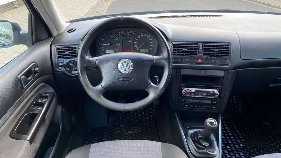 VOLKSWAGEN Golf -