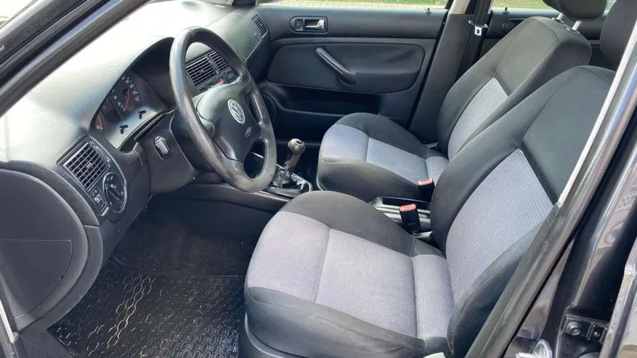 VOLKSWAGEN Golf -