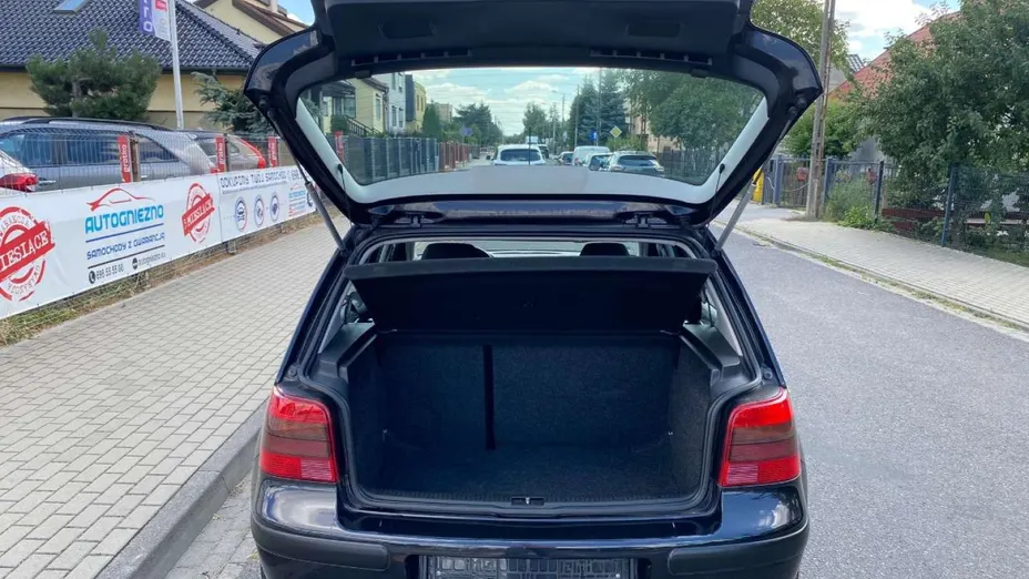 VOLKSWAGEN Golf -