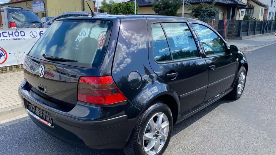 VOLKSWAGEN Golf -