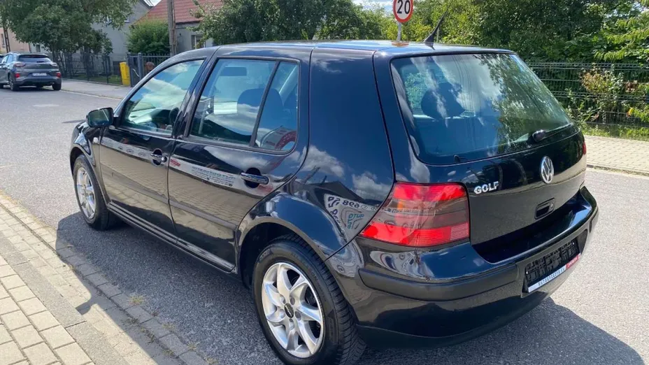VOLKSWAGEN Golf -