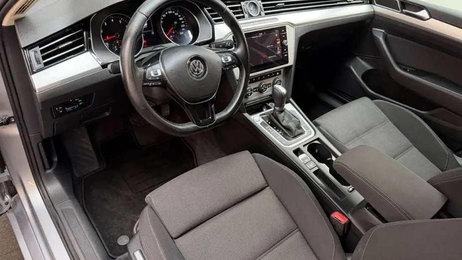 VOLKSWAGEN Passat -