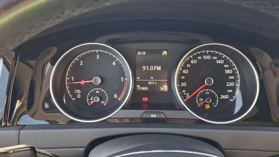 VOLKSWAGEN Golf -