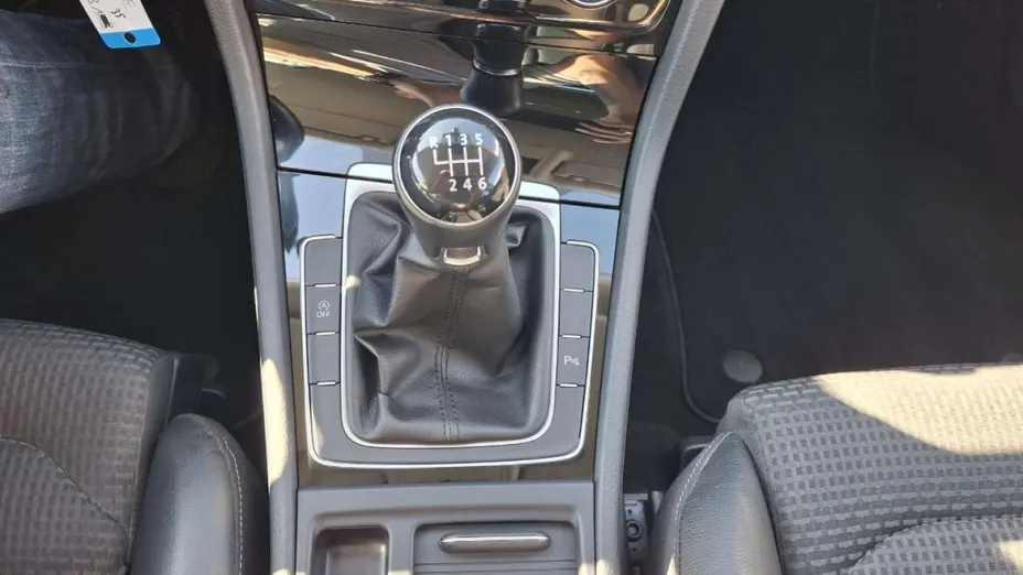 VOLKSWAGEN Golf -