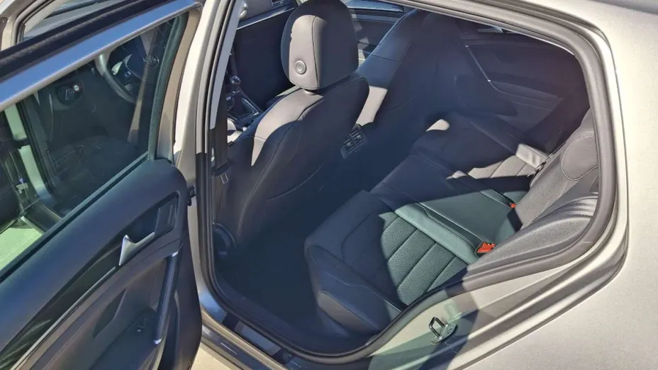 VOLKSWAGEN Golf -