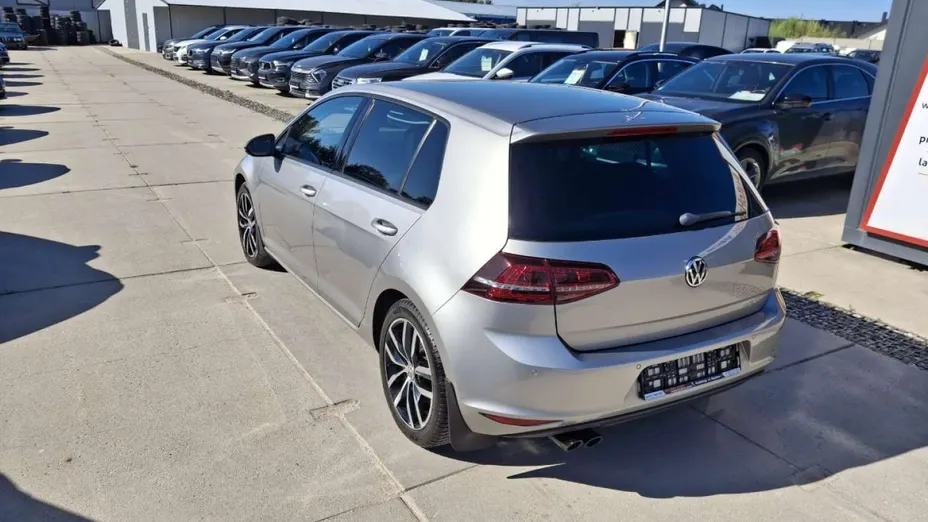 VOLKSWAGEN Golf -