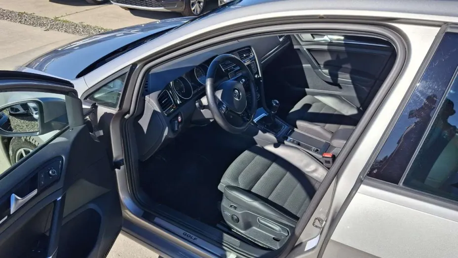 VOLKSWAGEN Golf -