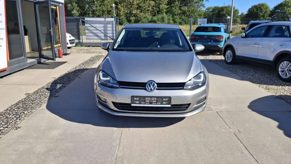 VOLKSWAGEN Golf -
