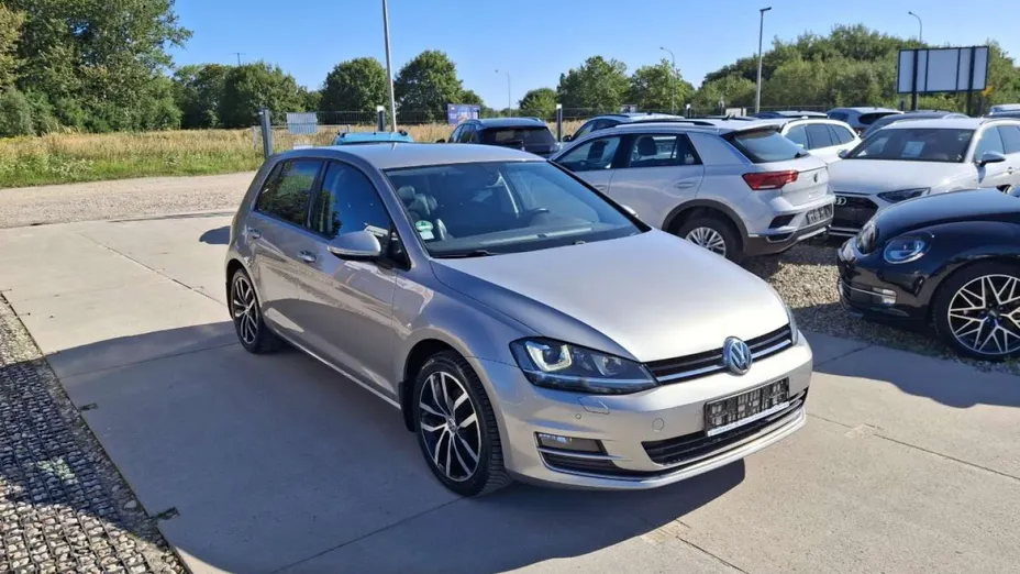 VOLKSWAGEN Golf -