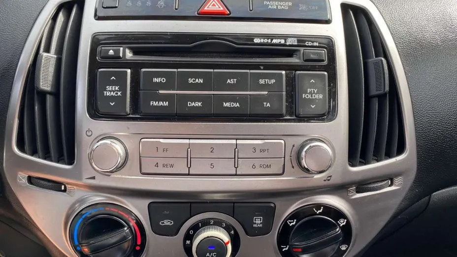 HYUNDAI i20 -