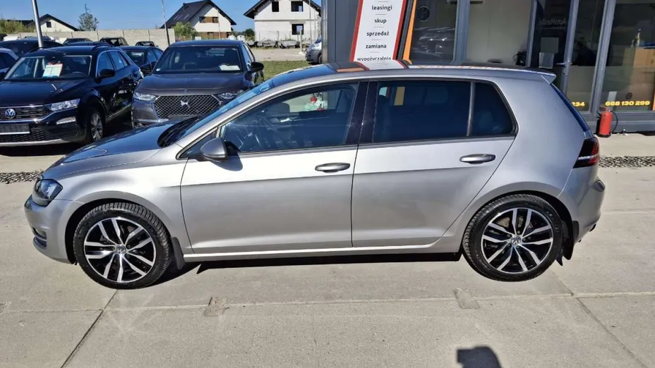 VOLKSWAGEN Golf -