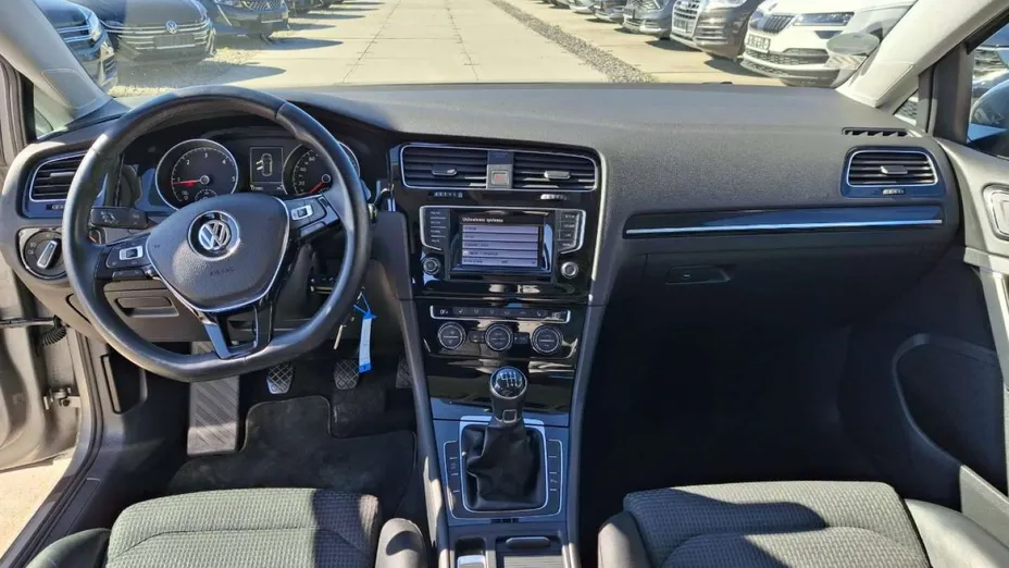 VOLKSWAGEN Golf -