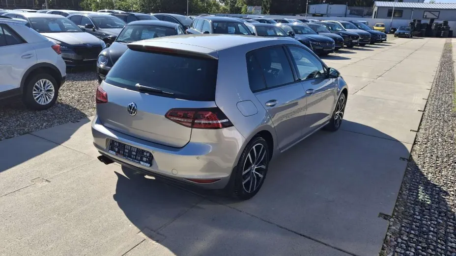 VOLKSWAGEN Golf -