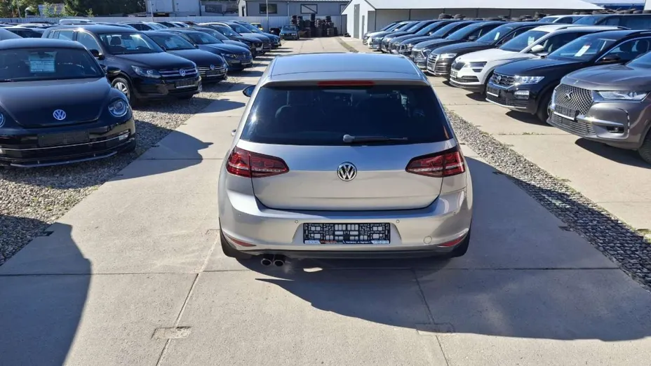 VOLKSWAGEN Golf -
