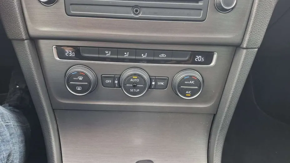VOLKSWAGEN Golf -