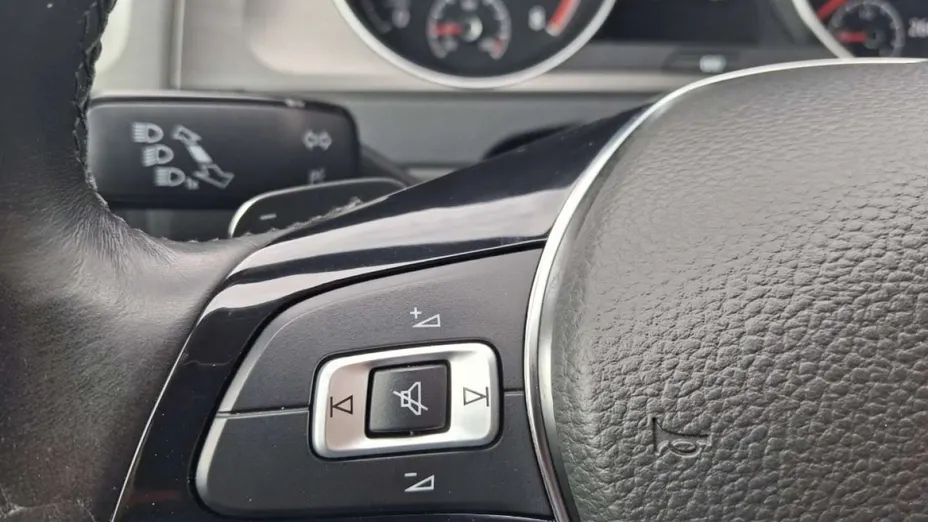 VOLKSWAGEN Golf -