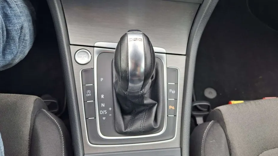 VOLKSWAGEN Golf -