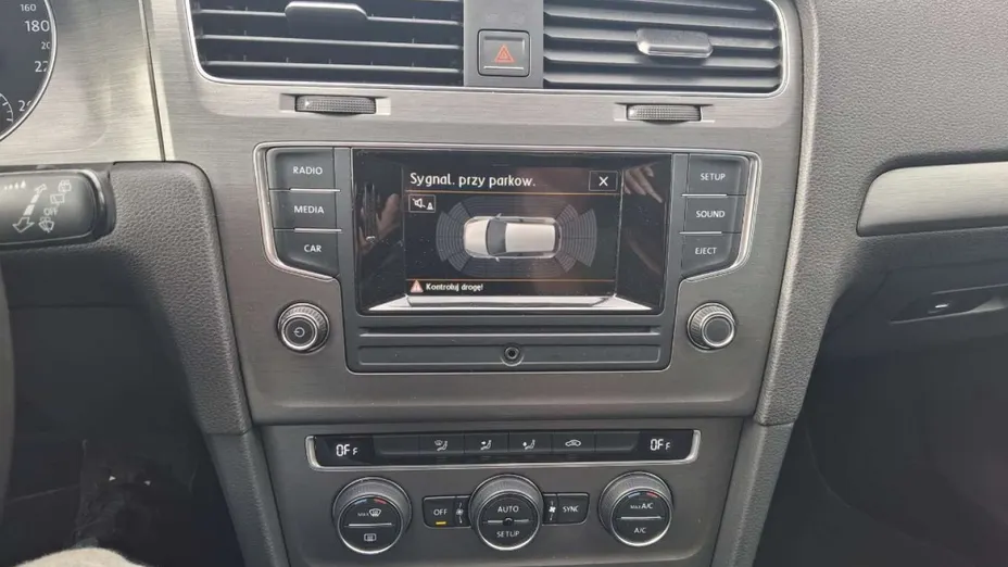 VOLKSWAGEN Golf -