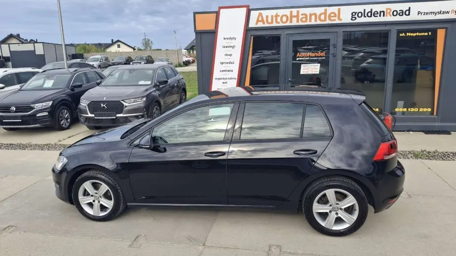 VOLKSWAGEN Golf -