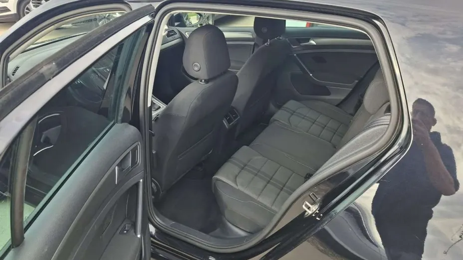 VOLKSWAGEN Golf -