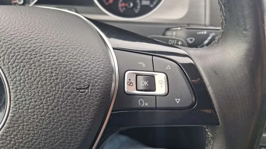 VOLKSWAGEN Golf -