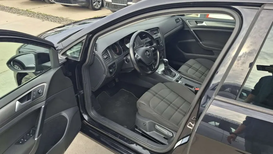 VOLKSWAGEN Golf -