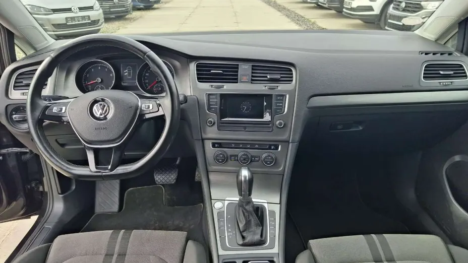 VOLKSWAGEN Golf -