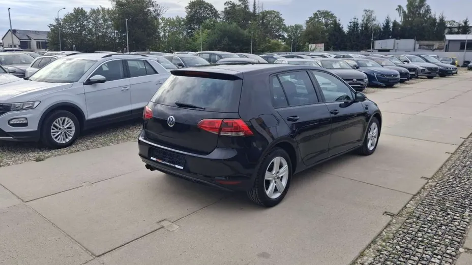 VOLKSWAGEN Golf -