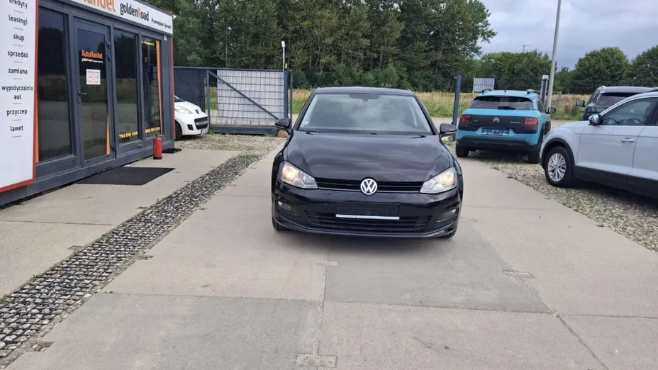 VOLKSWAGEN Golf -