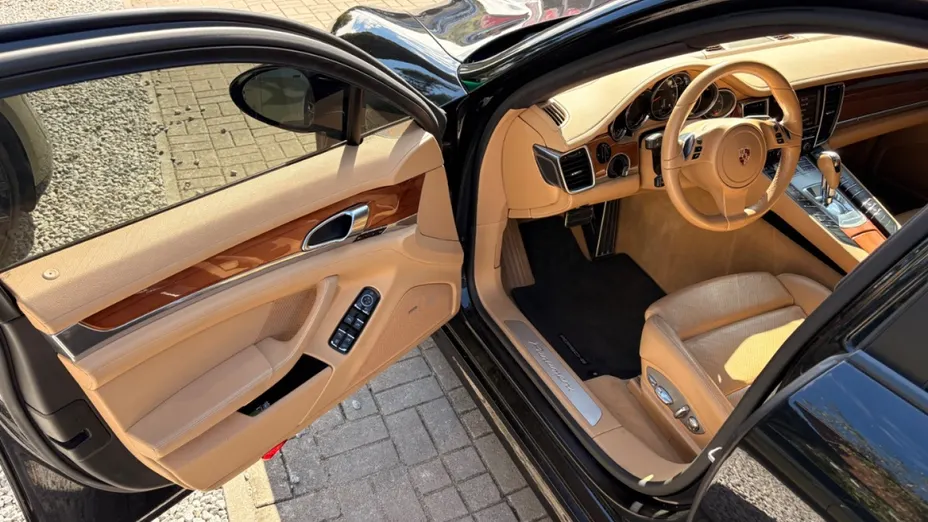 PORSCHE Panamera -