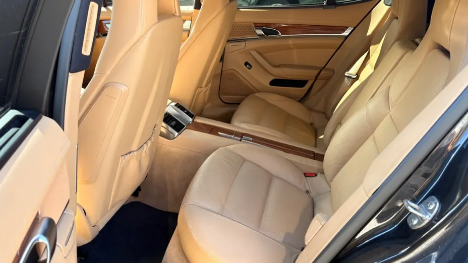 PORSCHE Panamera -