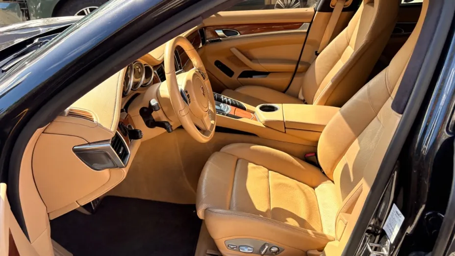 PORSCHE Panamera -